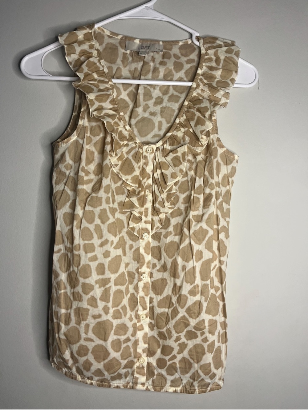 LOFT Beige and Cream Giraffe-Print Ruffle Button-Front Sleeveless Top small peti